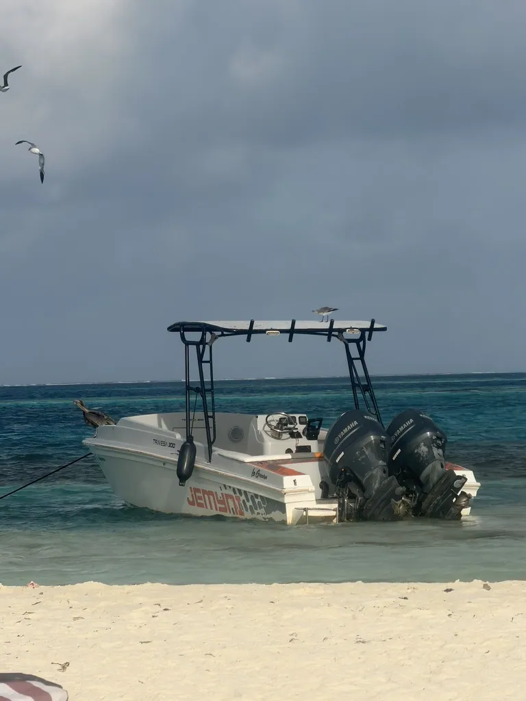 Lancha en la playa